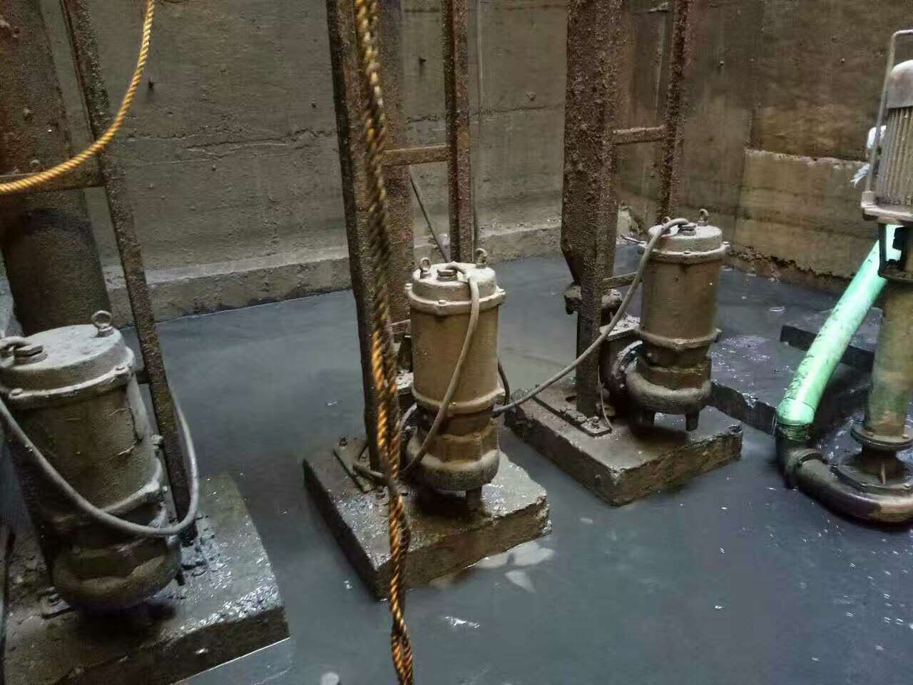 上高污水池清理