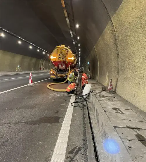 上高隧道排水渠清淤